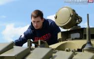 Хоккеисты сборной России покатались на танках Новости