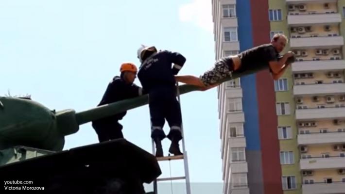 Мужчина пытался повеситься на танке Новости